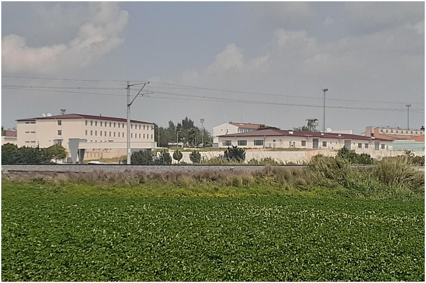 Adana cezaevindeki mahkûmlar tahliye ediliyor Adana cezaevindeki mahkûmlar tahliye ediliyor
